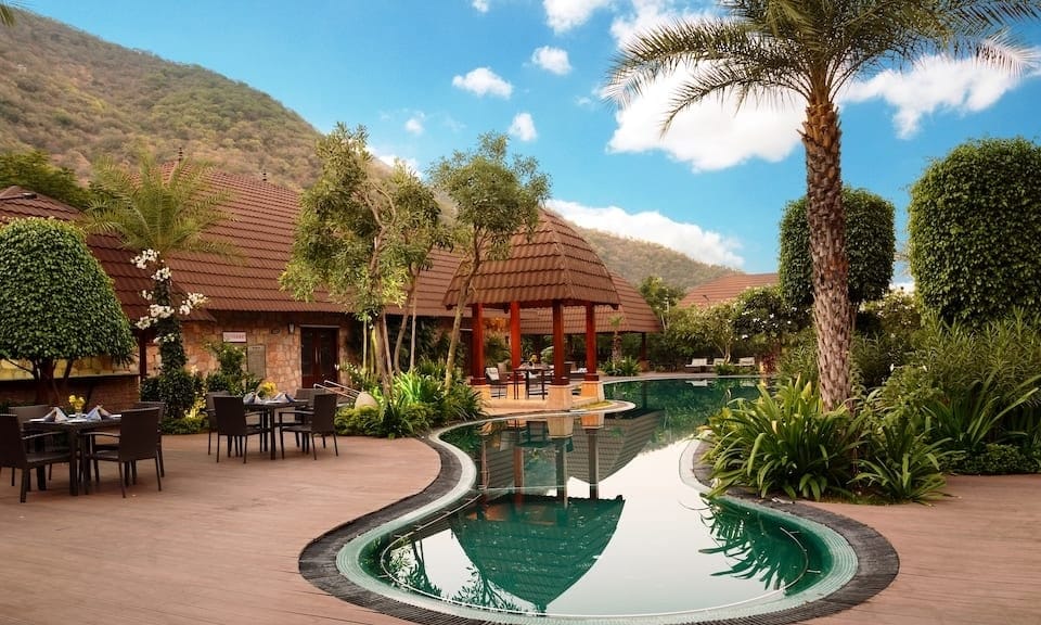 Infinity pool at Ananta Spa & Resort Pushkar overlooking the Aravalli mountain range, a breathtaking setting for wedding celebrations in Rajasthan