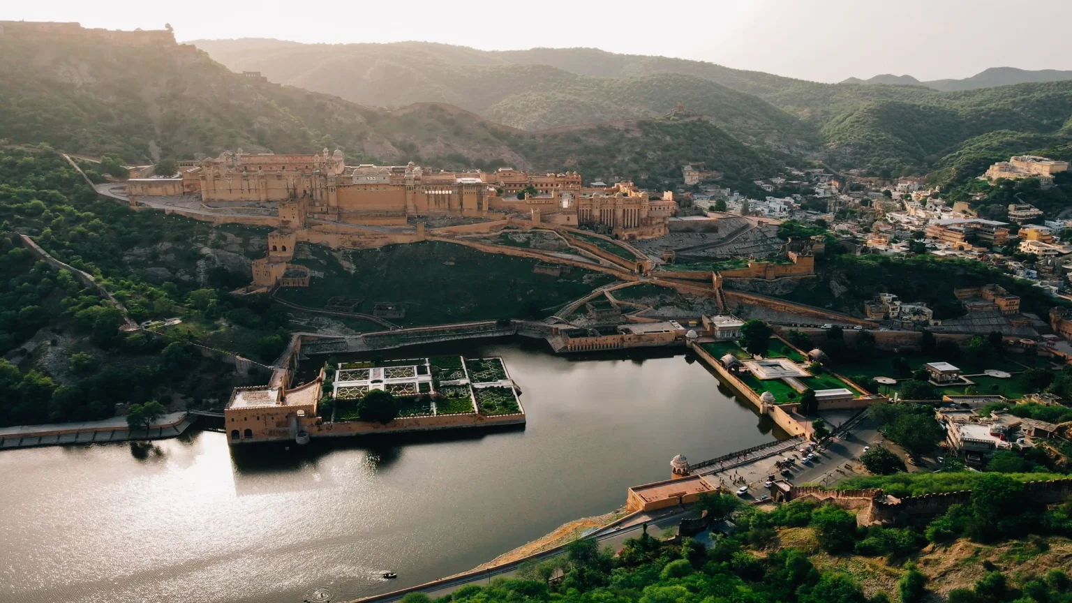 Palace and fort wedding venues in Jaipur, including Rambagh Palace and Oberoi Rajvilas, for a destination wedding in Rajasthan